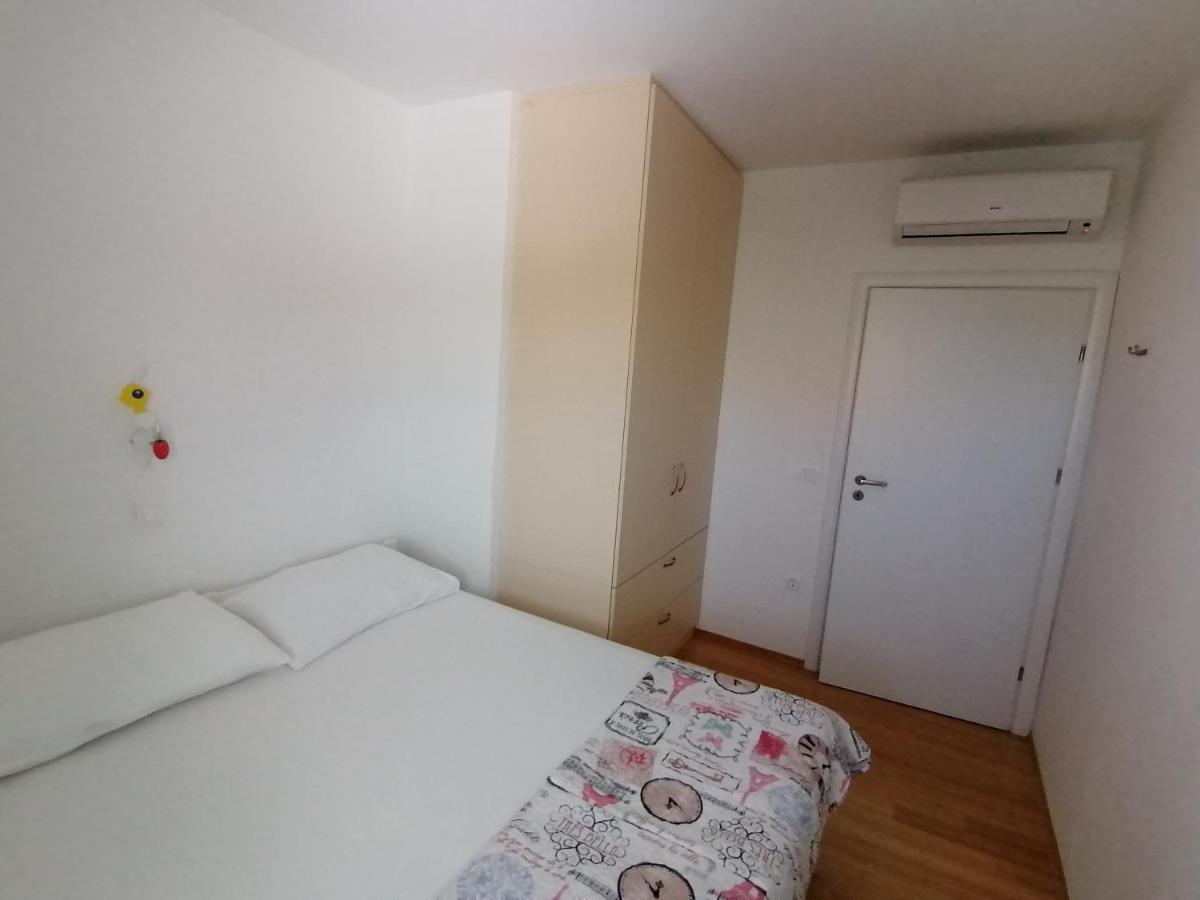 Lily Apartments Punta Skala Petrcane Exterior photo