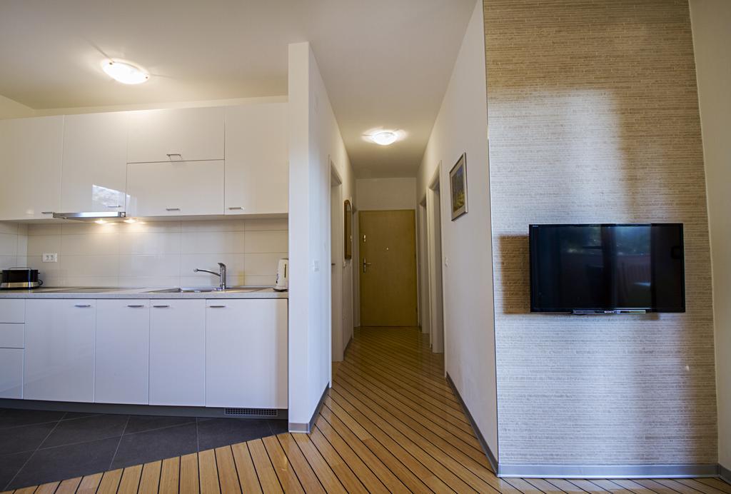 Lily Apartments Punta Skala Petrcane Room photo